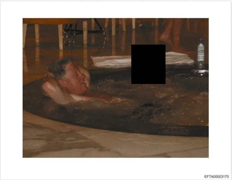Clinton en un jacuzzi, fiestas con Jagger y Jackson figuran en archivos Epstein