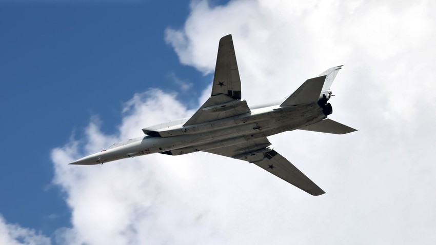 Bombarderos rusos Tu-22M3 efectúan patrullas en aguas neutrales del mar Negro