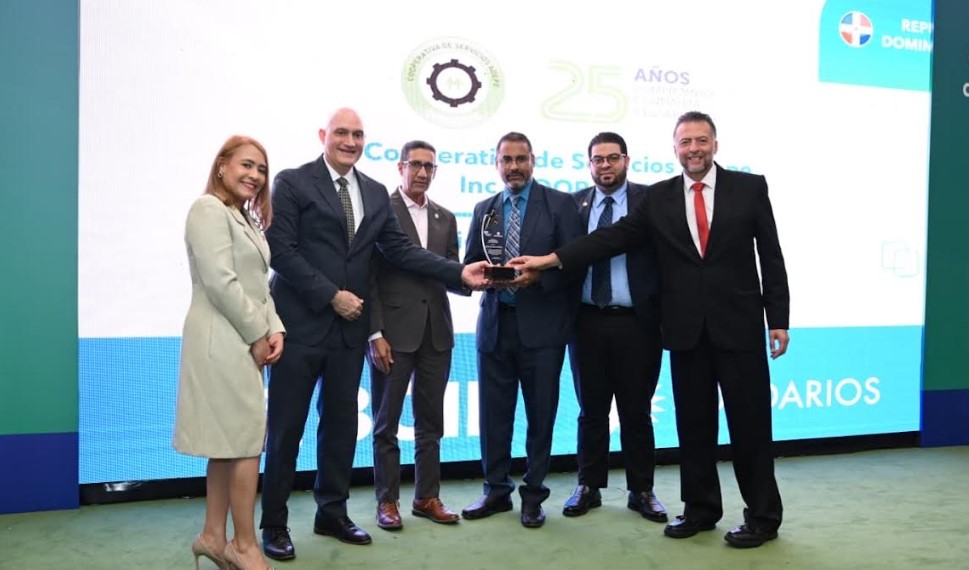 Coopadepe recibe premio BCIE Solidarios por su trayectoria de 25 años en inclusión financiera