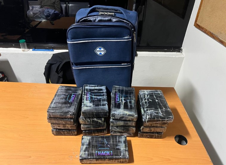 DNCD atrapa alemán con maleta llena de paquetes presumiblemente cocaína