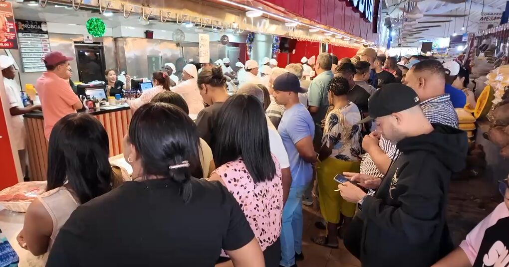 Plátanos maduros, pollo y cerdo lideran las ventas para la cena de Nochebuena en la Feria Ganadera