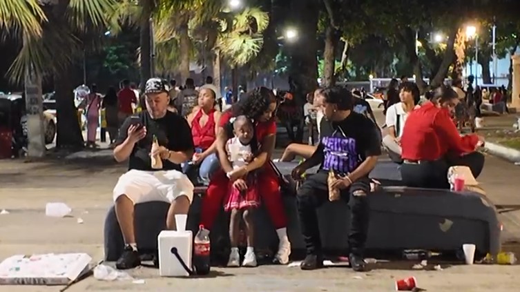 Reportan ambiente festivo en el Malecón de Santo Domingo
