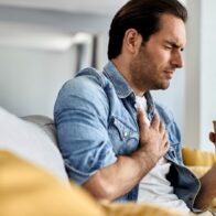 Estrés emocional y excesos navideños elevan riesgo de eventos cardiovasculares, advierten especialistas