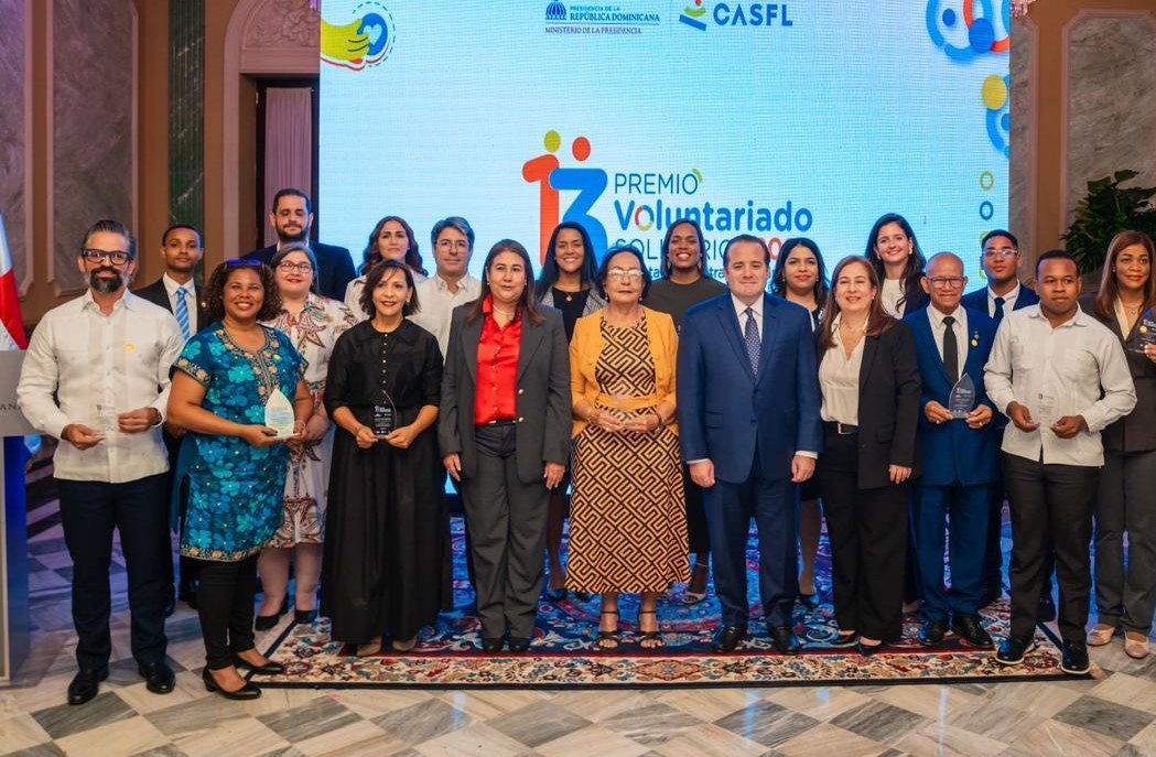 Ernesto Ríos recibe galardón Influencer Solidario 2025 en el Premio Nacional Voluntariado Solidario