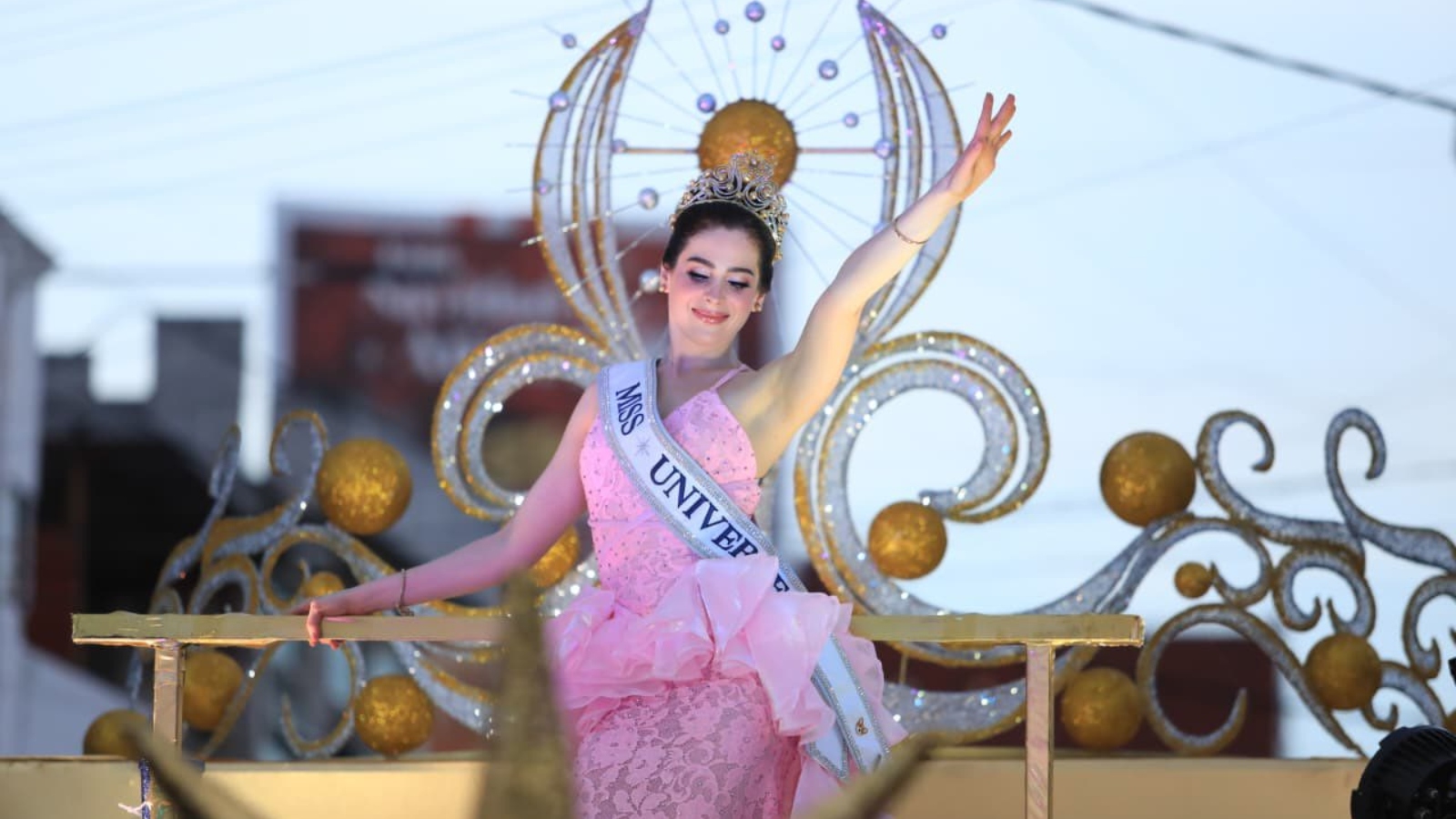 Cerca de 350 mil personas acompañan a Miss Universo Fátima Bosch en eventos de recibimiento en México