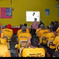 Gobernadora de Peravia comparte almuerzo navideño con privados de libertad en la cárcel de Baní Hombres