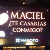 Un mensaje que devuelve la esperanza: Propuesta de matrimonio ilumina el icónico billboard 3D de Signmaster