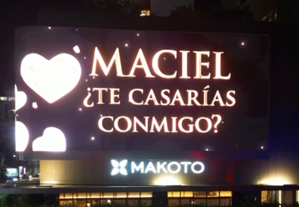 Un mensaje que devuelve la esperanza: Propuesta de matrimonio ilumina el icónico billboard 3D de Signmaster