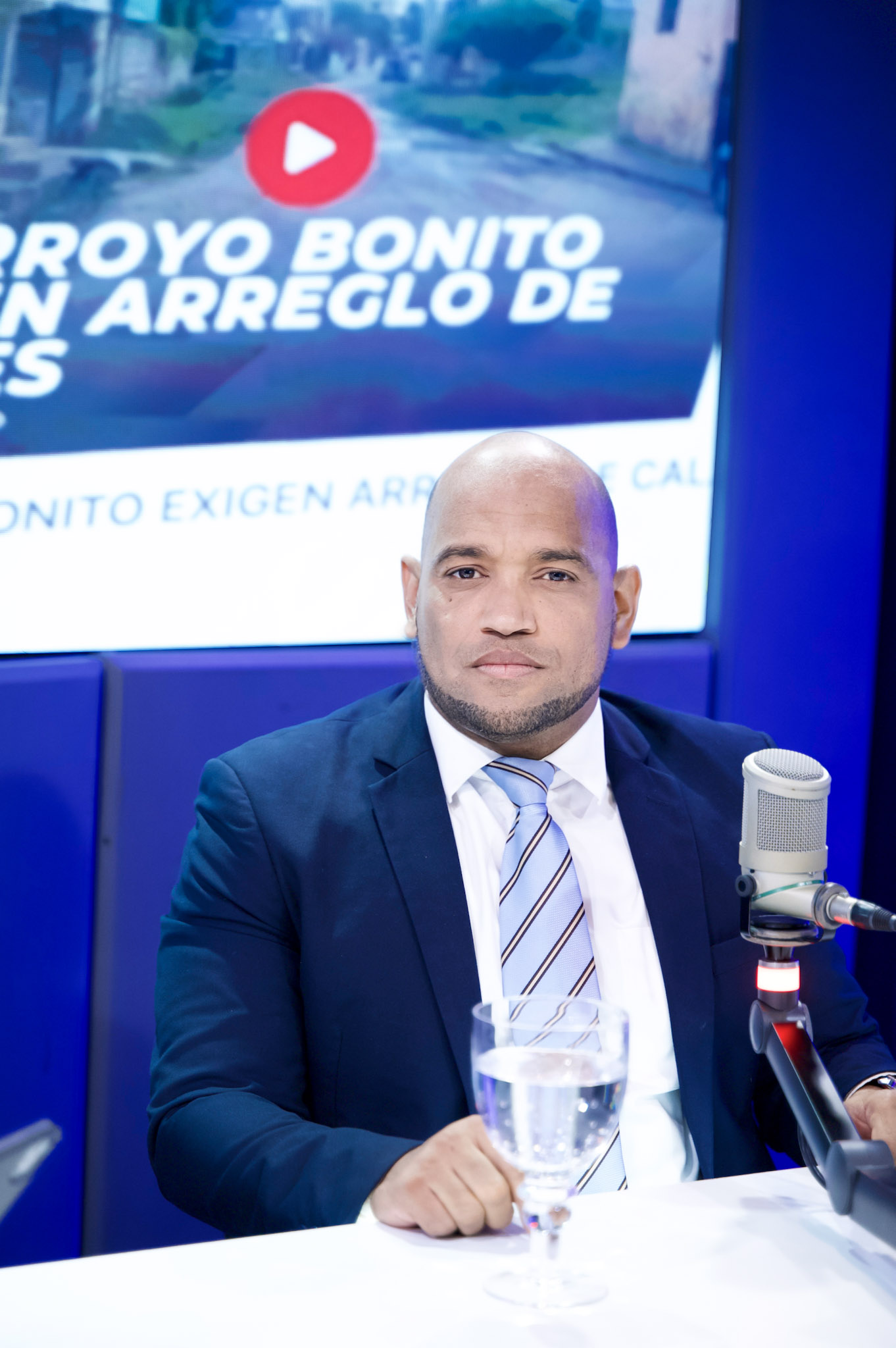 Jonatan Familia denuncia abuso de alcalde Junior Santos al supuestamente gastar 5 millones en compra de manzanas