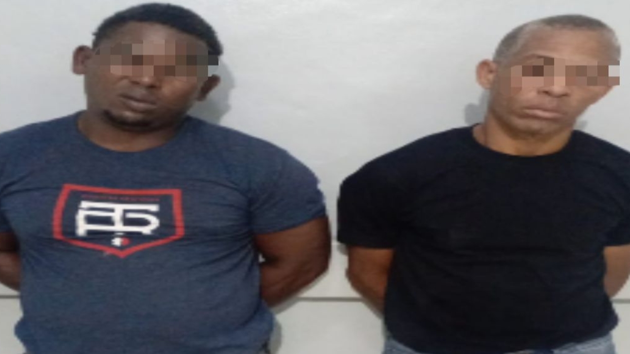 Policía apresa a dos hombres y frustra intento de robo en establecimiento comercial de Villa Mella