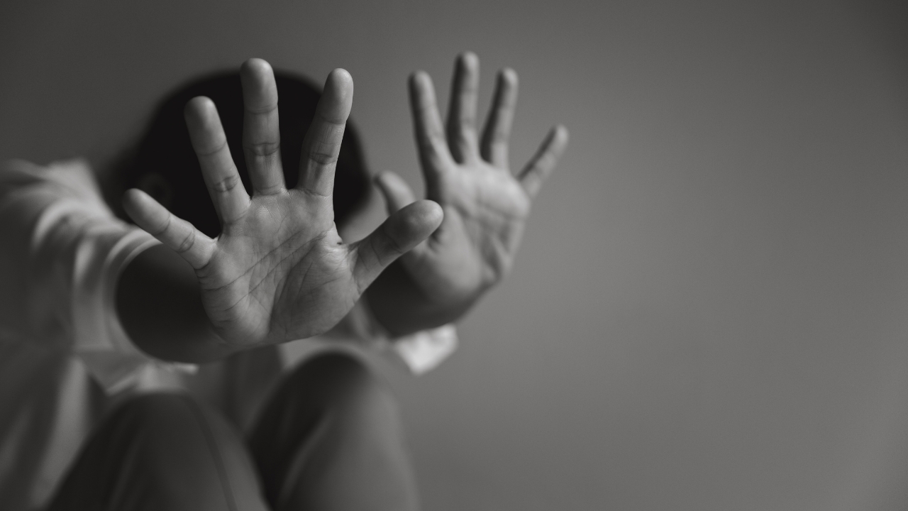 Hombre mata a golpes a su esposa y a su hijo de tres años en Santiago