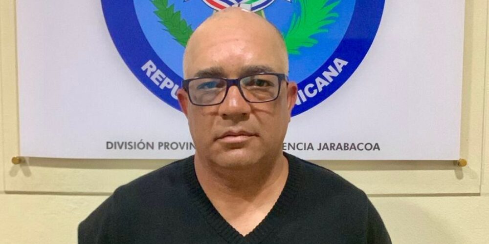 Caen presunto usurpador de Dintel mientras conducía un Mustang en Paso Bajito, Jarabacoa