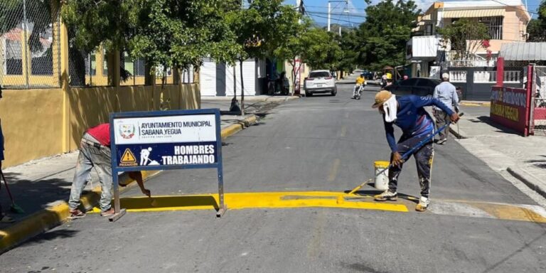 Alcaldía de Sabana Yegua ejecuta operativo de embellecimiento de calles por Navidad