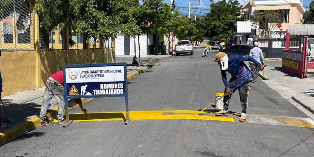 Alcaldía de Sabana Yegua ejecuta operativo de embellecimiento de calles por Navidad