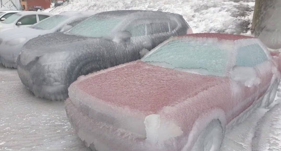 Cientos de automóviles bloqueados en atascos de 12 horas a 30 grados bajo cero en Siberia