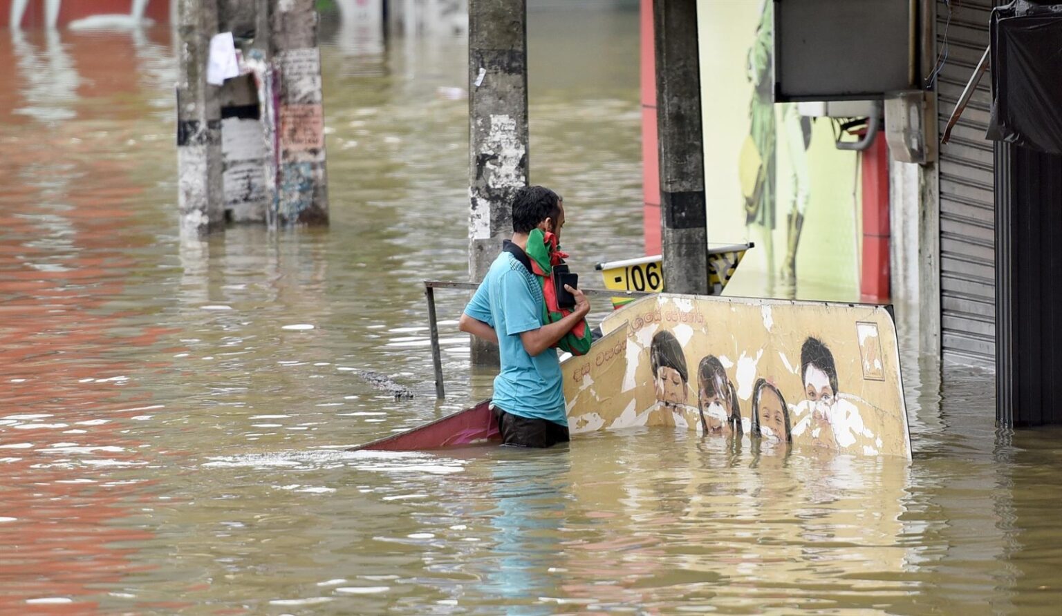 Elevan a 366 los muertos por las fuertes inundaciones en Sri Lanka