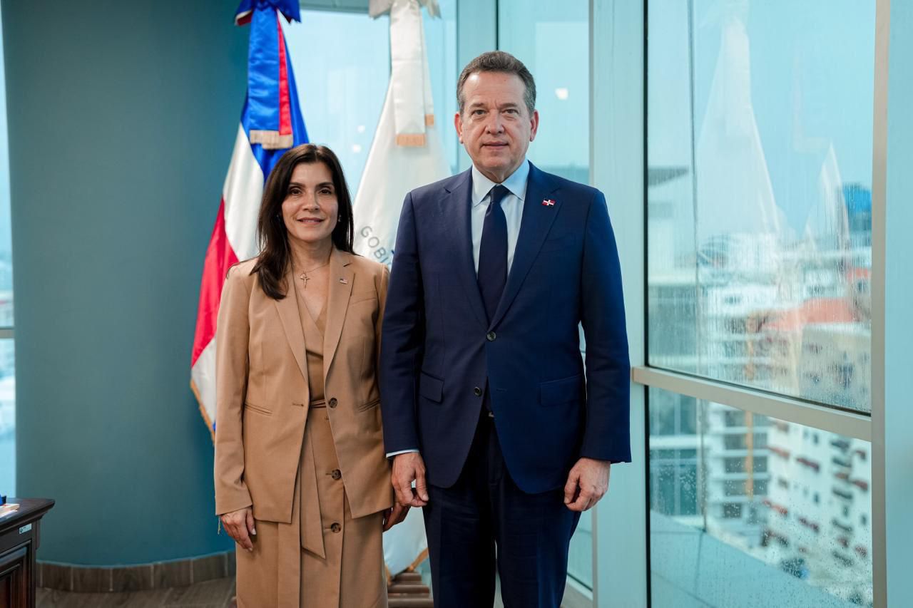 La nueva embajadora de los Estados Unidos en la República Dominicana, Leah Campos, junto al Ministerio de Industria, Comercio y Mipymes (MICM), Víctor -Ito- Bisonó.