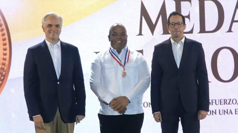 Regional 15 de Educación recibe Medalla de Bronce en el Premio Nacional a la Calidad Educativa 2025