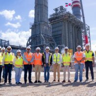 El ministro de Energía y Minas, Joel Santos, junto a miembros del Gabinete Eléctrico y ejecutivos de Energía 2000 durante una visita de seguimiento al proyecto.