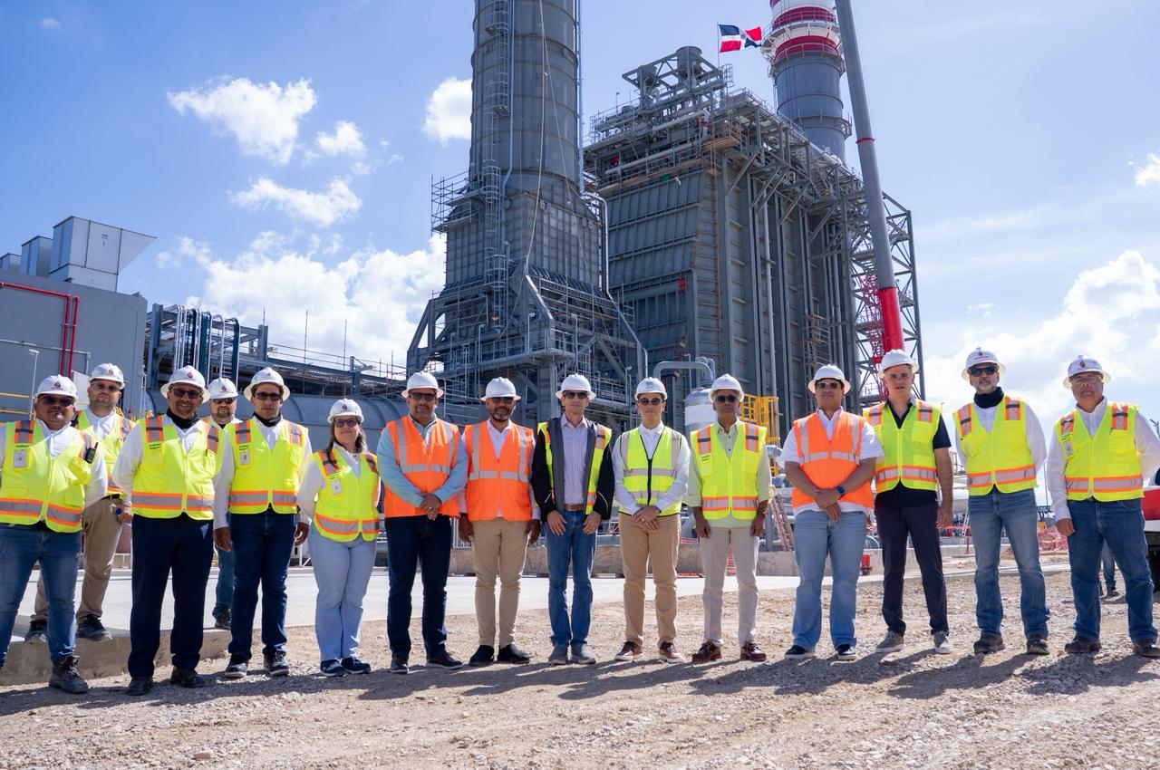 El ministro de Energía y Minas, Joel Santos, junto a miembros del Gabinete Eléctrico y ejecutivos de Energía 2000 durante una visita de seguimiento al proyecto.