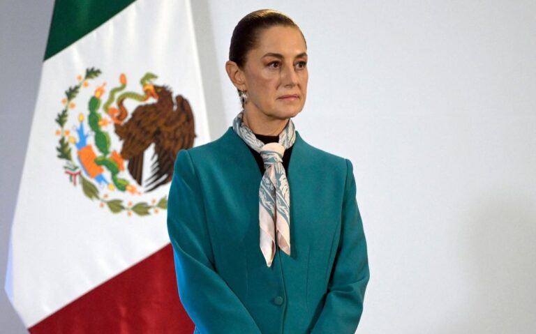 La presidenta de México anuncia un aumento del 13 % en el salario mínimo para 2026