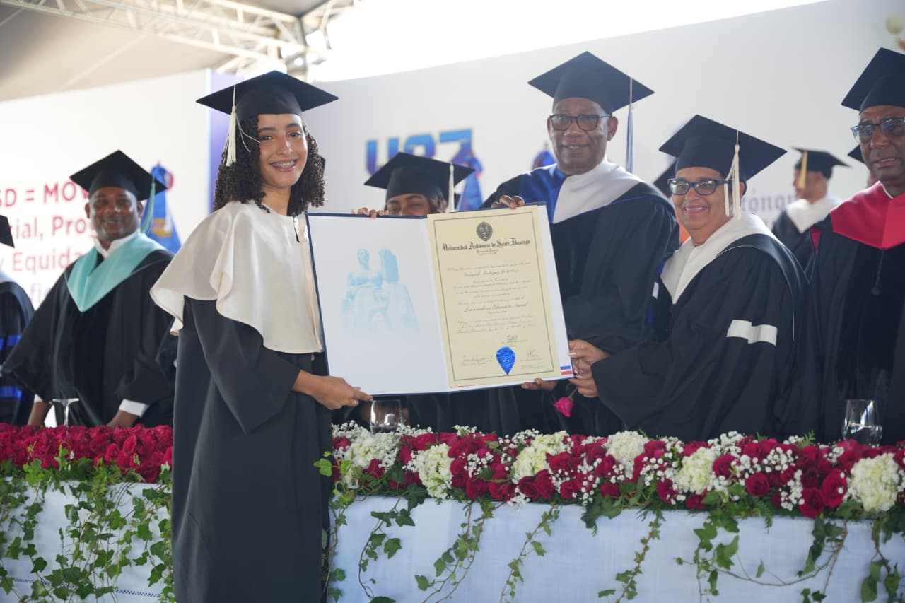 UASD inviste 2,868 nuevos profesionales en graduación regional del Sur