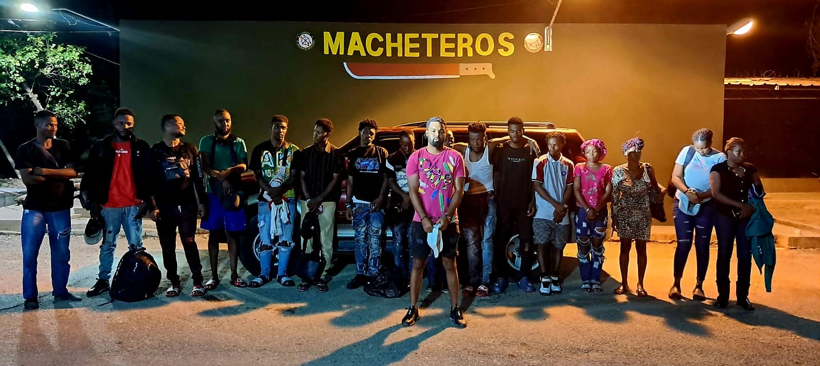 Ejército detiene camioneta con 17 indocumentados en operativo realizado en Ámina, Valverde
