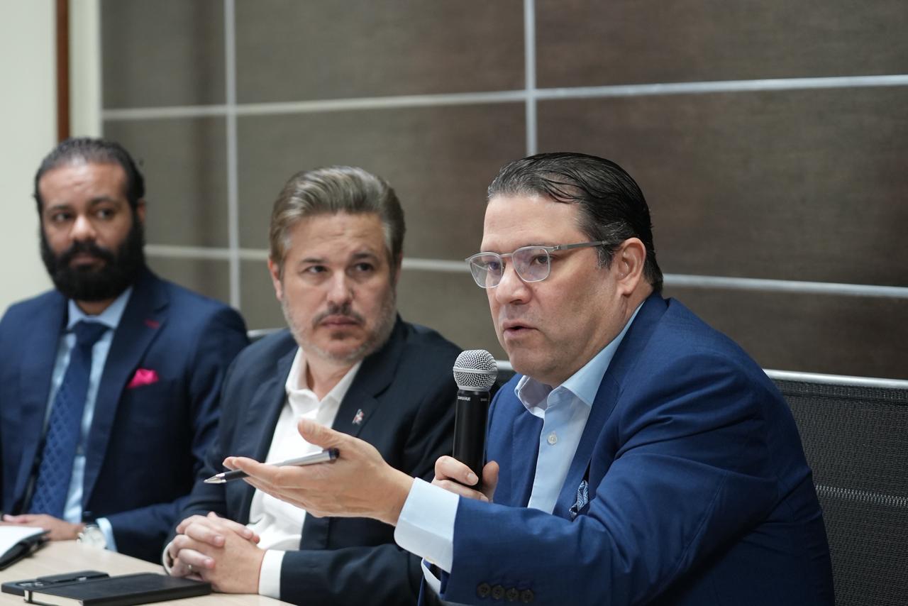 Director general de Aduanas, Yayo Sanz Lovatón, durante la reunión sobre trabajos en contra del comercio chino ilegal.