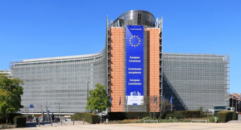 Bruselas propone un préstamo con activos rusos y emitir deuda común para apoyar a Ucrania