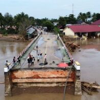 "Todo es lodo y escombros": cómo las inundaciones ahogan localidades enteras de Indonesia