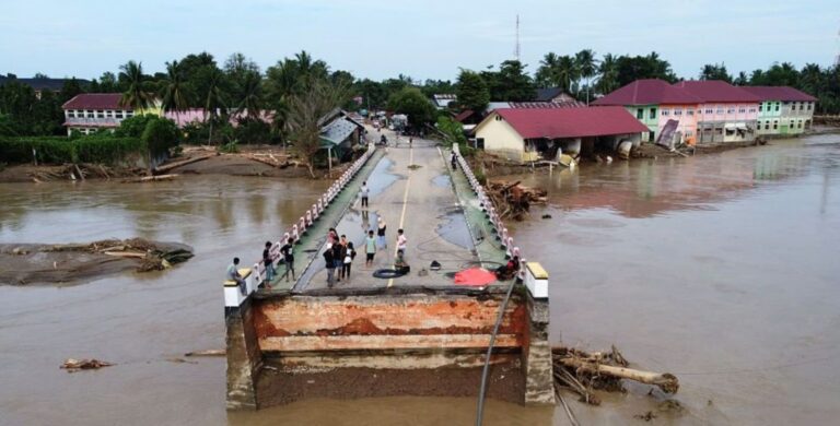 "Todo es lodo y escombros": cómo las inundaciones ahogan localidades enteras de Indonesia