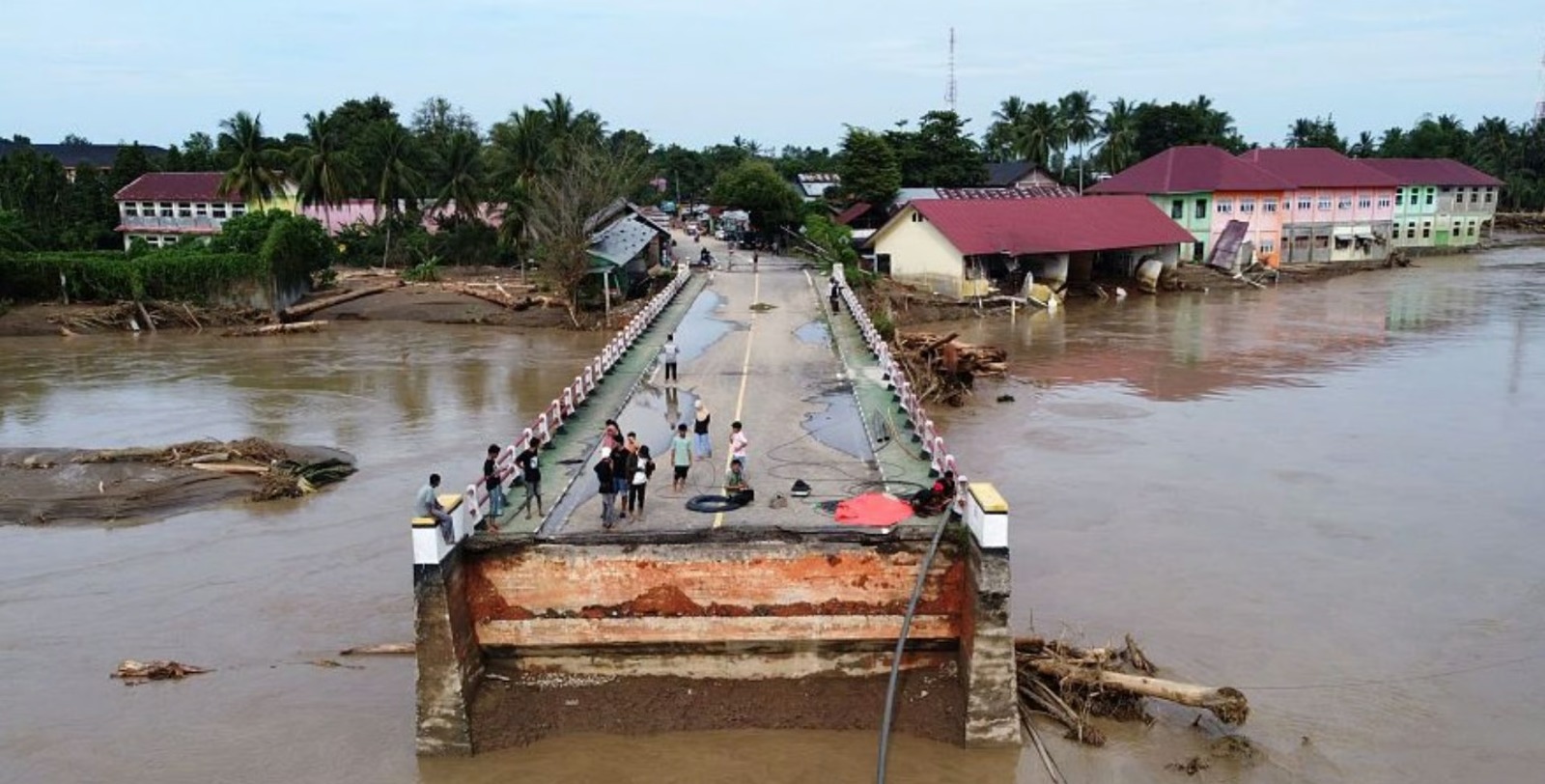 "Todo es lodo y escombros": cómo las inundaciones ahogan localidades enteras de Indonesia
