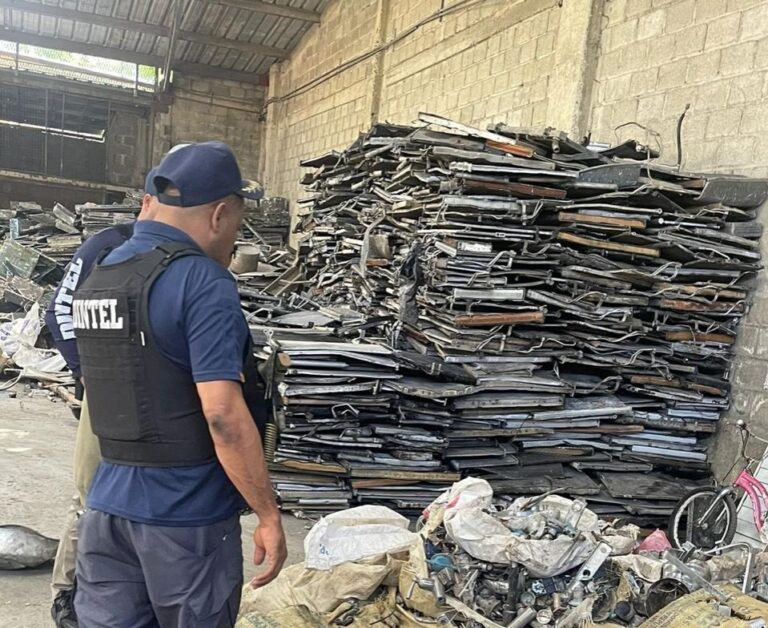 Autoridades ocupan armas, drogas y más de dos toneladas de cableado eléctrico en allanamientos en Santiago
