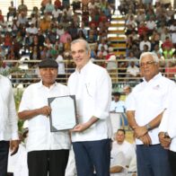 Abinader entrega 1,305 títulos de propiedad y afirma que “hoy se hace justicia social” en el sector de Pueblo Nuevo