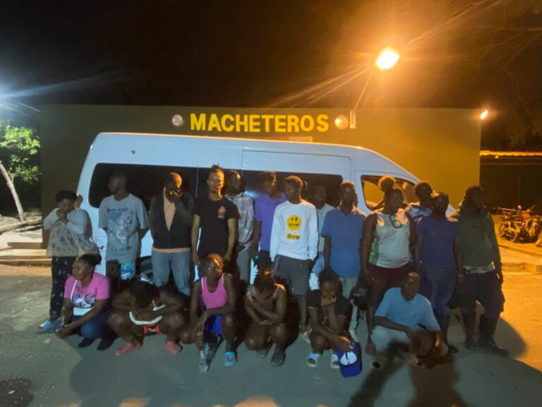 Detienen minibús con 21 haitianos en condición migratoria irregular en Ámina, Valverde