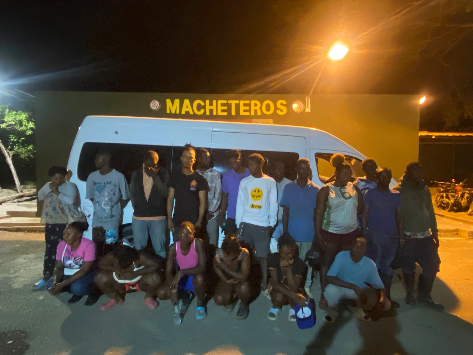 Detienen minibús con 21 haitianos en condición migratoria irregular en Ámina, Valverde