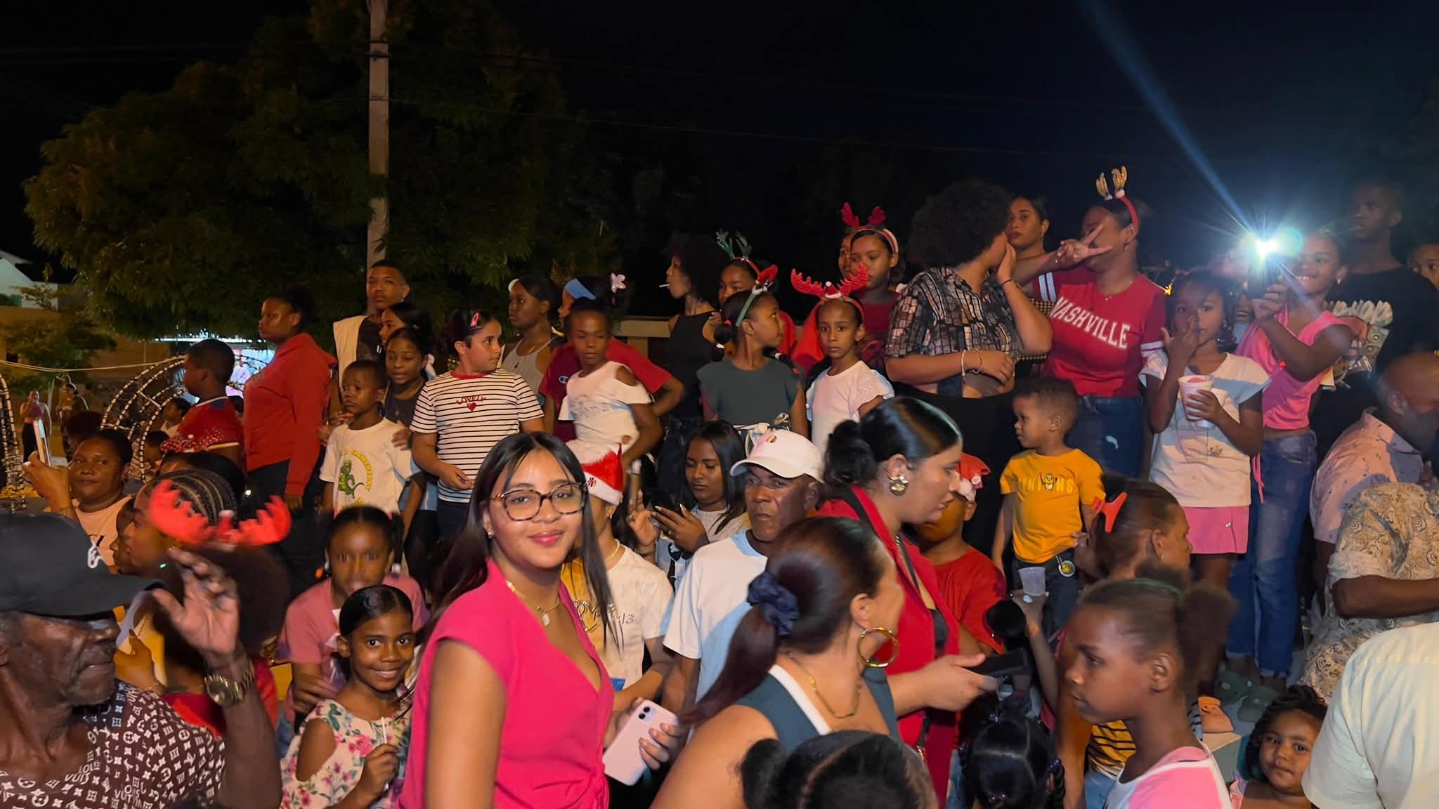 Sabana Yegua da la bienvenida a la Navidad con encendido de luces
