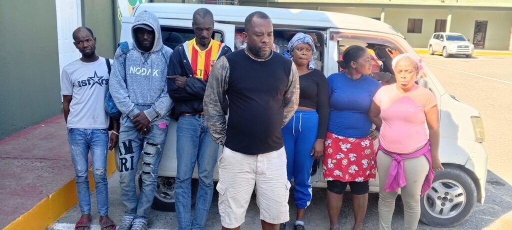Ejército detiene conductor que transportaba a seis haitianos camuflados con mercancías en puesto de chequeo de Guanito