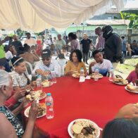 Héctor Acosta comparte un almuerzo navideño con comunitarios de Maimón