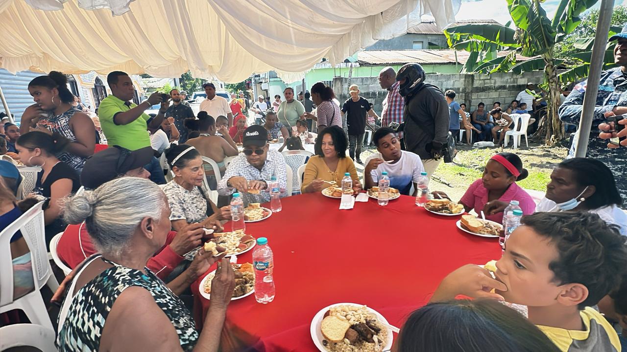 Héctor Acosta comparte un almuerzo navideño con comunitarios de Maimón