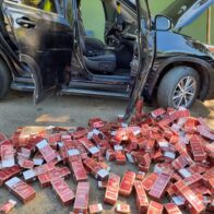 Ejército ocupa 59,600 cigarrillos ilícitos ocultos en una jeepeta en Mao