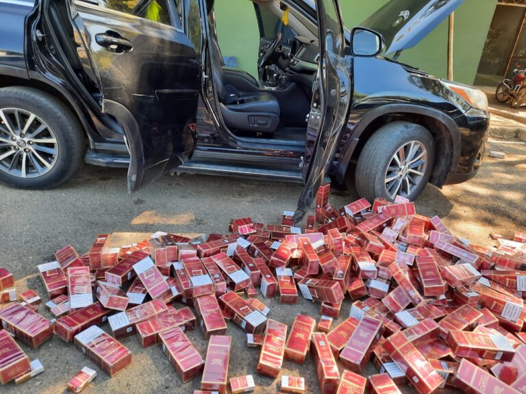 Ejército ocupa 59,600 cigarrillos ilícitos ocultos en una jeepeta en Mao