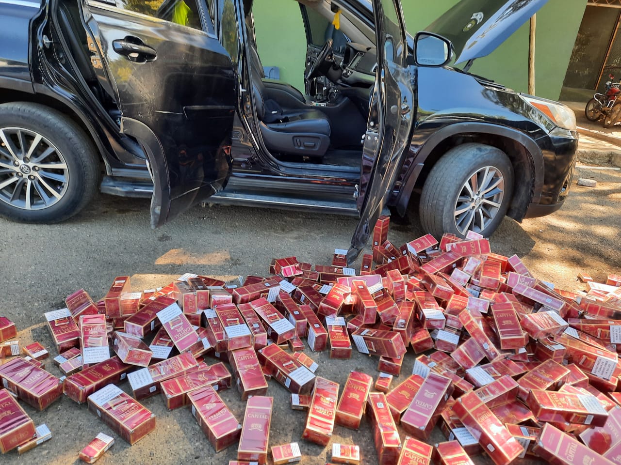 Ejército ocupa 59,600 cigarrillos ilícitos ocultos en una jeepeta en Mao