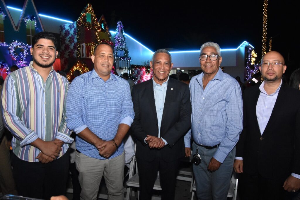 Franklin Romero encabeza encendido luces navideñas Oficina de Gestión Senatorial Duarte