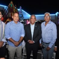 Franklin Romero encabeza encendido luces navideñas Oficina de Gestión Senatorial Duarte