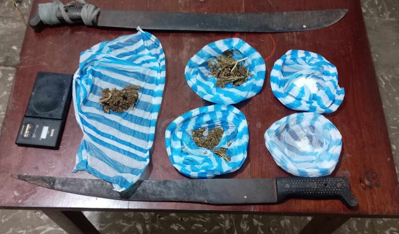 Policía ocupa cuatro armas ilegales, más de 250 porciones de drogas y arresta a dos por robo en Monte Plata