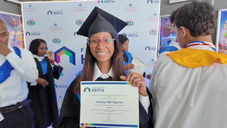 Egresados de Fundación Hestia destacan sacrificios y satisfacción tras completar sus estudios