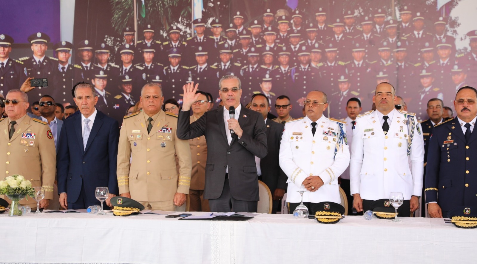 Abinader encabeza cuadragésima octava graduación de 64 nuevos cadetes de la PN