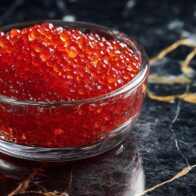 Detienen a una joven rusa por robar 22 tarros de caviar rojo para comérselos