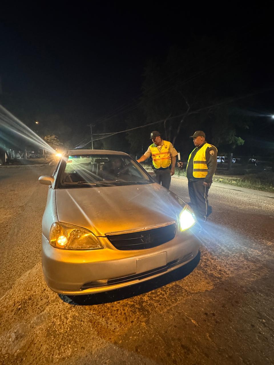 DIGESETT realiza operativo nocturno de control de luces en la salida Higüeral, La Romana